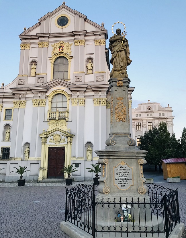 Morový sloup v Opavě na Dolním náměstí před kostelem svatého Vojtěcha, 2. 8. 2022